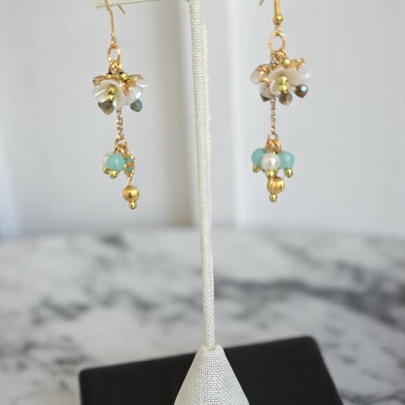 Multi white flower pearl dangle earring with aqua facet stones - Picture 3 of 4